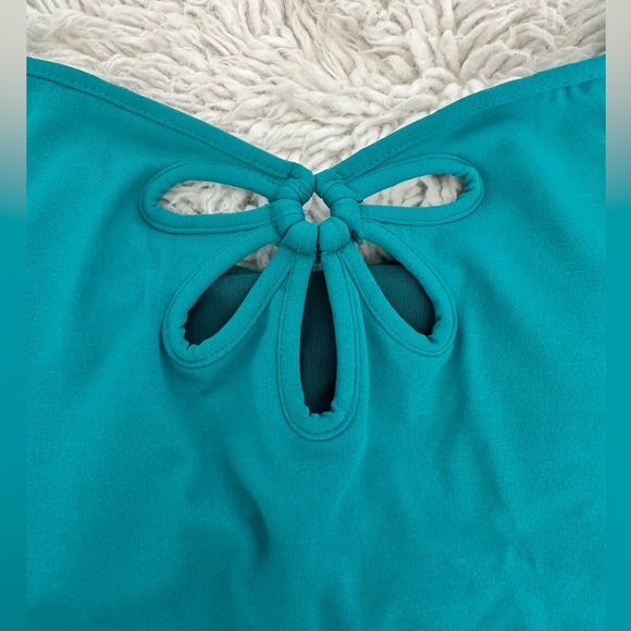 - Fabletics flower detail cutout top - Picture 2 of 3